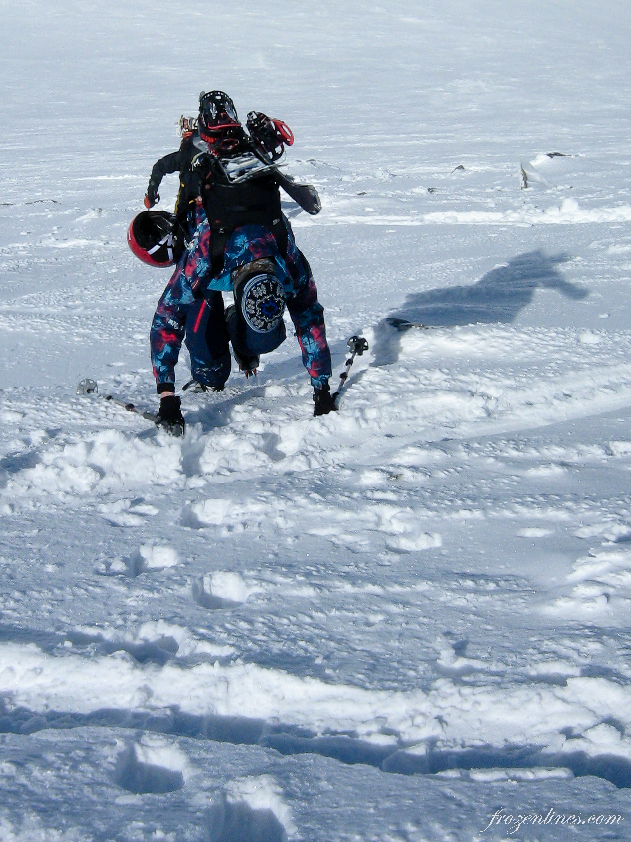 Soms bereik je de limiet van wat je omhoog kunt skinnen en moet het materiaal op je rug. In deze steile wand gaat het verder met de ski's op de rug en stijgijzers aan de voeten.